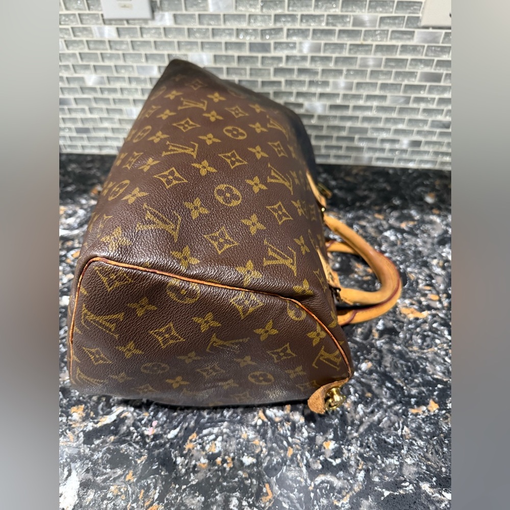 LOUIS VUITTON Speedy 30 
Monogram Satchel with COA - Picture 6 of 13